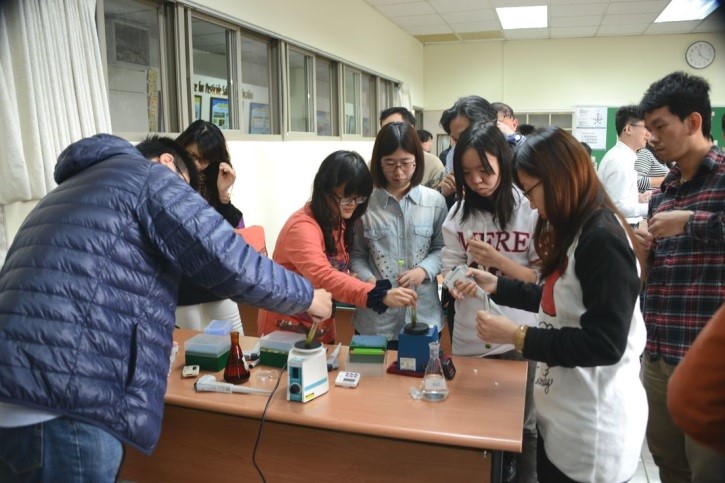 與會人員操作試驗套組
