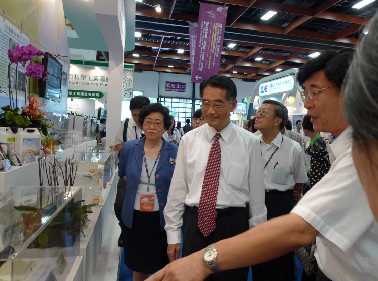 農委會陳主任委員武雄駐足參觀本所成果展示。