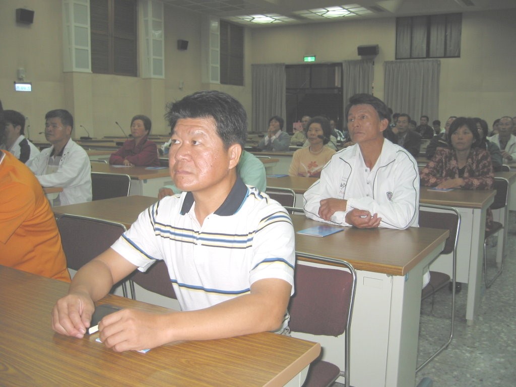 土庫鎮蔬菜產銷班農友聽取簡報。