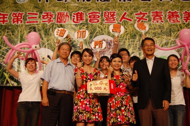 獲得合唱組第三名，所長、同仁與主委(右二)合影留念。