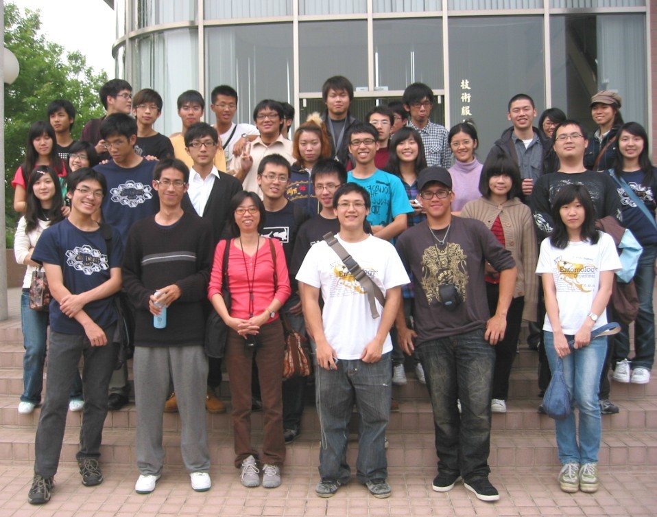 台灣大學師生在本所訓練中心前合影留念。