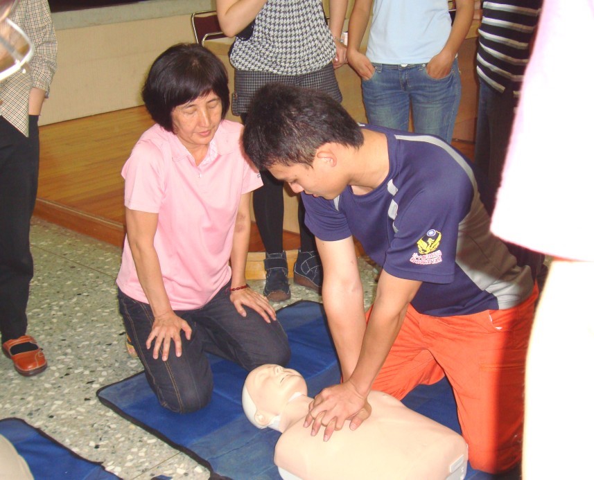 心肺復甦術(CPR)教學。