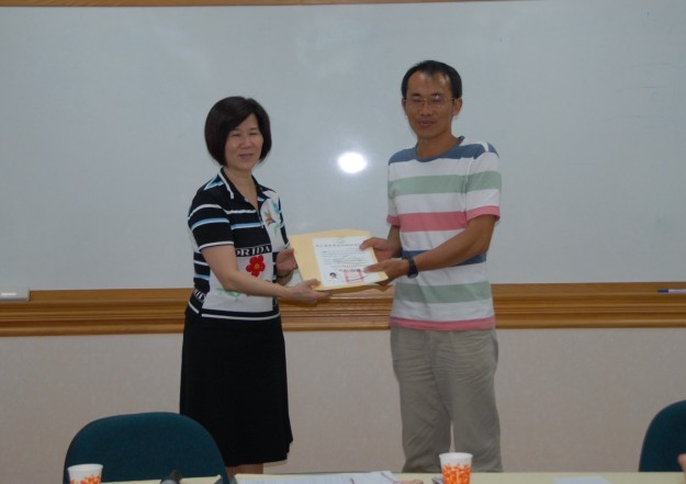 無畏卡玫基颱風來襲，費雯綺副所長(左)頒發學員結業證書，圓滿完成訓練課程。