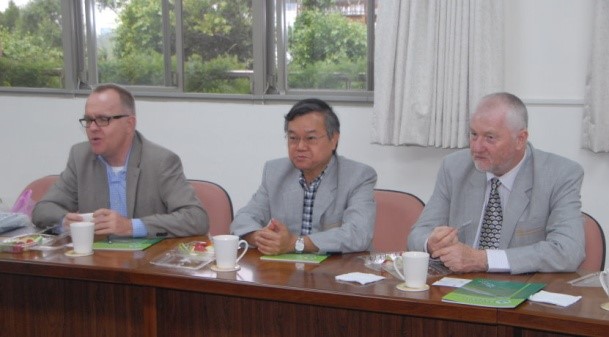 ICIPE主任Dr. Christian Borgemeister (左)及亞蔬中心主任Dr. Dyno Keatinge (右)、張副主任瀛福(中)。