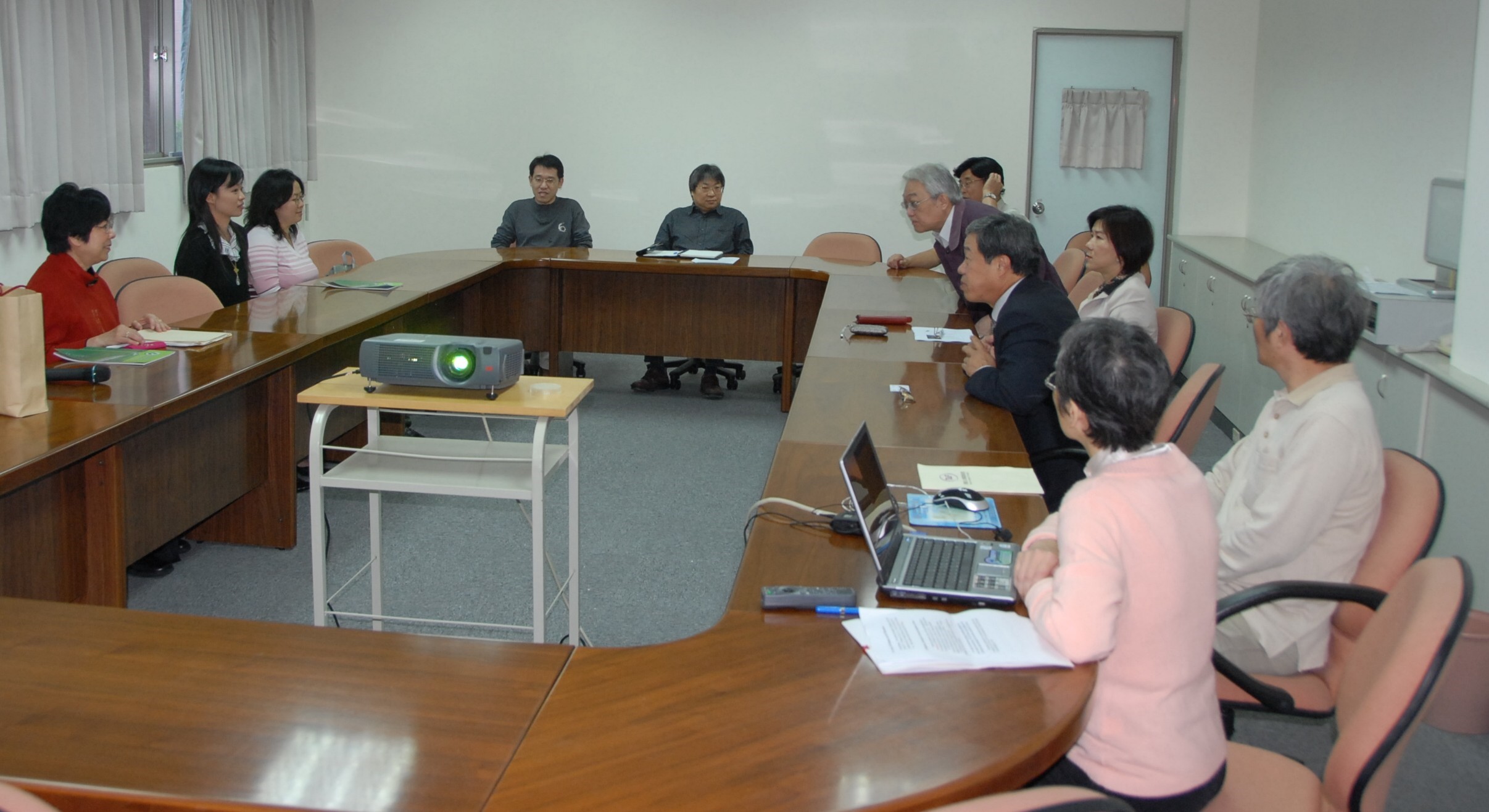 本所「優良實驗室操作推動小組」成員與來賓意見交流。