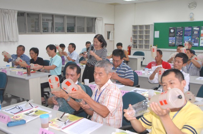 學員學習製作誘蟲器。