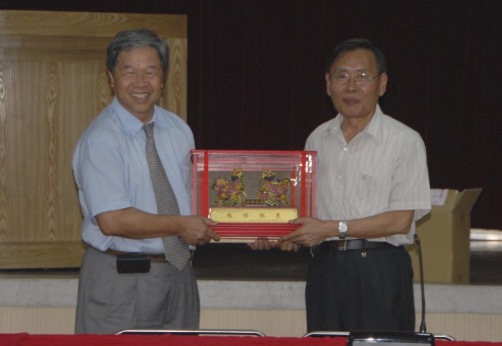 高雄區農業改良場黃場長昌(右)致贈紀念品。