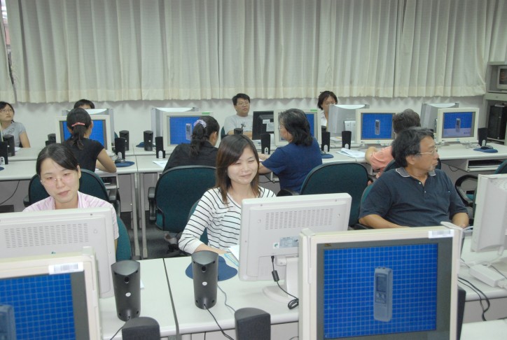 同仁聚精會神的學習及上機實際操作練習。