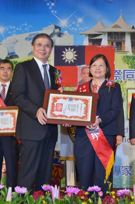 總統府林秘書長碧炤(左)頒贈洪巧珍副研究員當選證書。