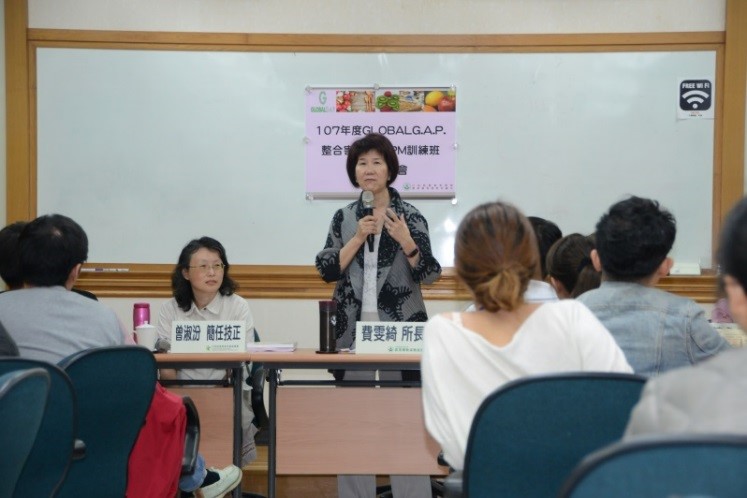 農糧署曾淑汾簡任技正(左)及本所費雯綺所長共同主持課程座談。