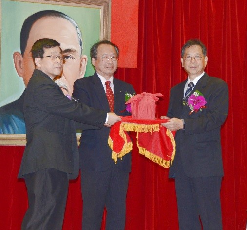 何明勳代理所長印信交付新任張瑞璋所長(右)，副主委主持監交