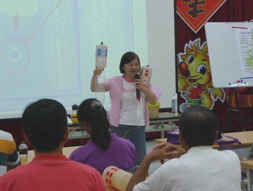 生物藥劑組洪巧珍博士進行簡報