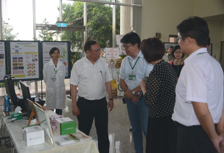 主委參觀本所研究成果展示，費雯綺所長導覽解說。