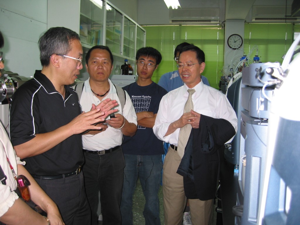 中興大學園藝所師生參觀作物殘留檢驗分析儀器室。