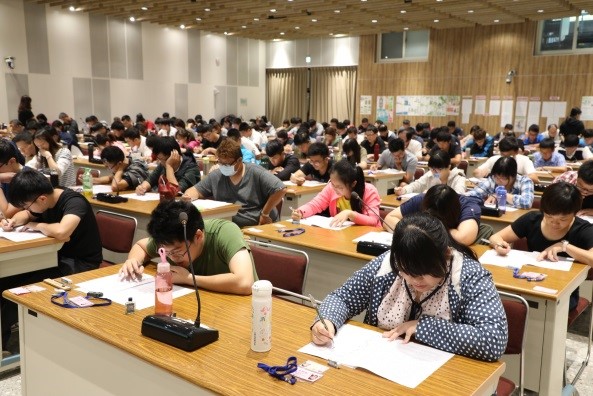 訓練結束，學員參與測驗。及格者可申請農藥管理人員證書