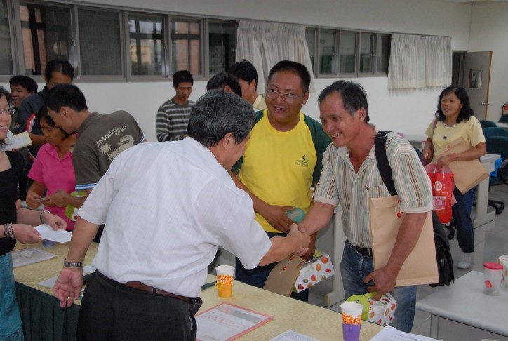 學員與所長握手致意。