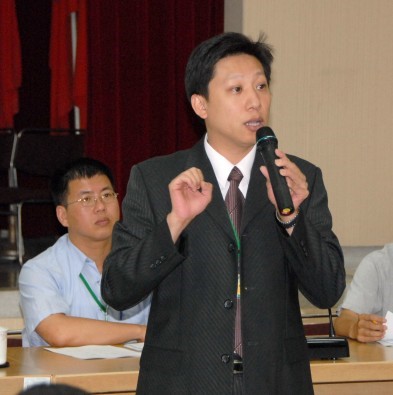 大里市仁愛醫院吳家鴻主任講解衛教專題。