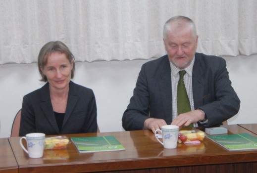 IITA副所長Dr. Ylva Hillbur(左)及亞蔬中心主任Dr. Dyno Keatinge(右)。