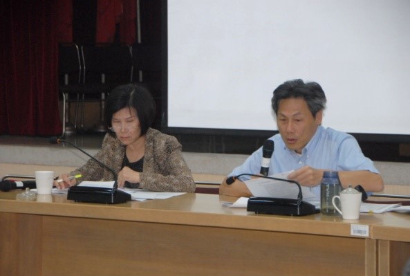 主持人馮副局長海東(右)，本所費雯綺所長(左)。