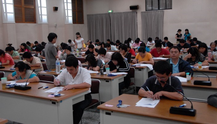 學員受訓期滿參加考試。