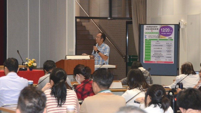 江致民助理研究員發表本所「環境友善微生物農藥之水分散性粒劑開發」成果。