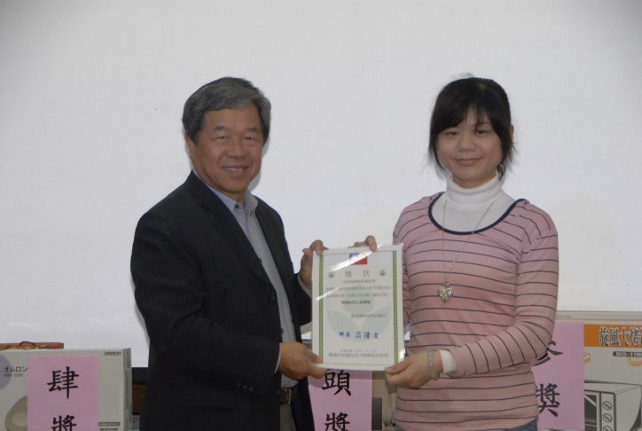 所長頒發99年績效優良同仁獎狀。