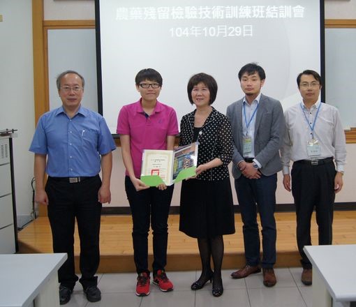 所長授予學員結業證書，並與講師合影。