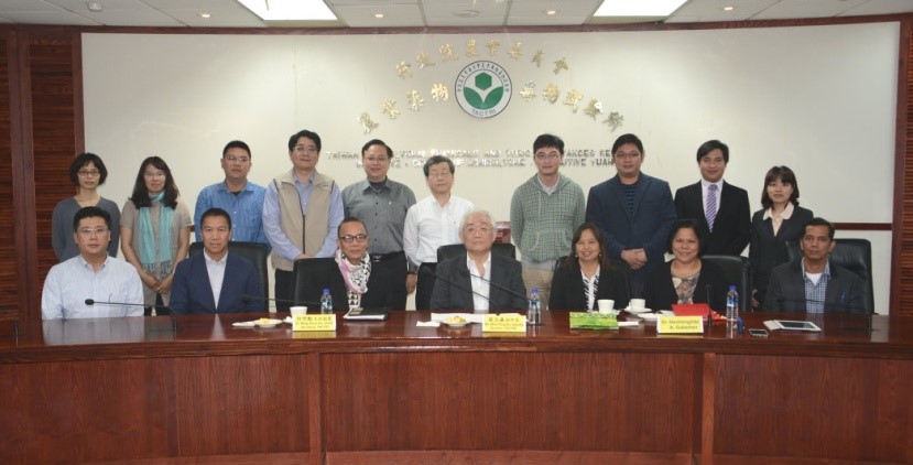 蘇文瀛副所長等同仁與外賓及國內生物農藥業者合影。