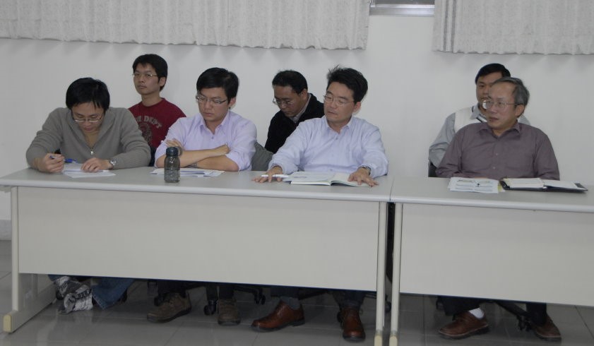 同仁參與考評會議。