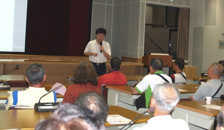 李敏郎副研究員為苗栗市產銷班農友說明安全用藥等課程。