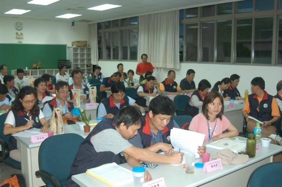 夜間之「經驗分享」課程，學員們與老師熱烈討論。