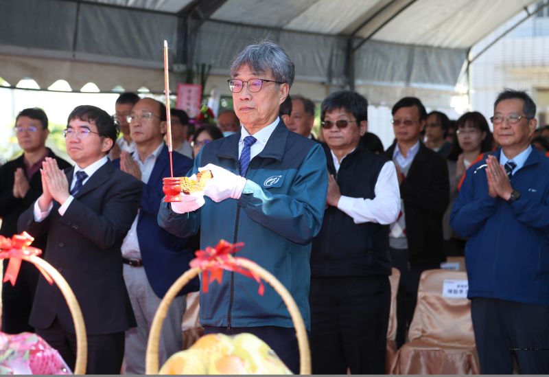 陳駿季部長擔任主典官於吉時進行開工祈福儀式