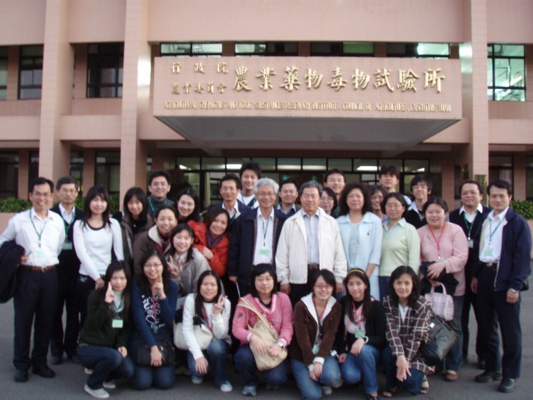 慈濟大學師生與高清文所長暨本所人員合影。