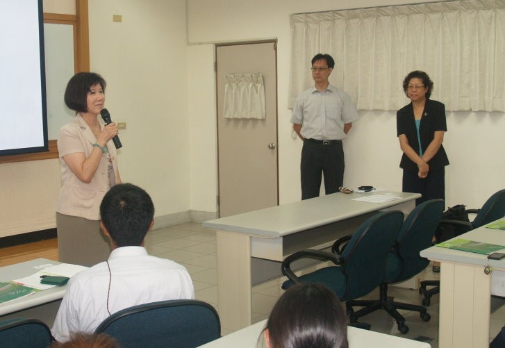 本所費雯綺所長、李宏萍副所長與日方師生進行交流。