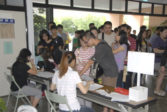 學員辦理報到。