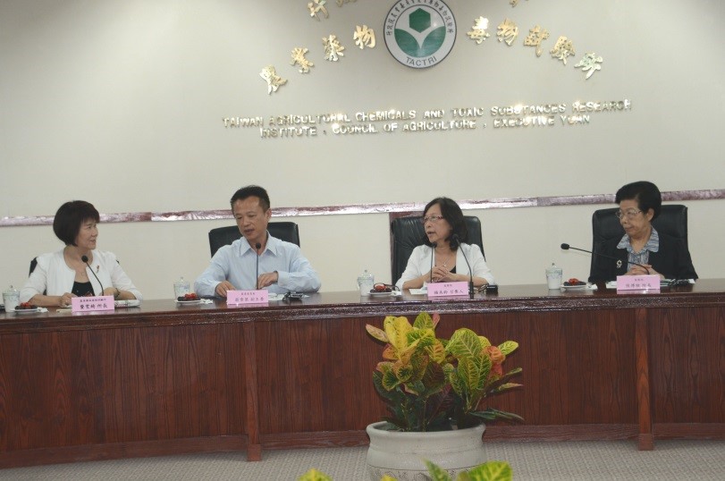 張院長博雅(右)、召集人楊委員美鈴(右二) 、農委會翁副主委章梁(右三)及本所費雯綺所長主持議程