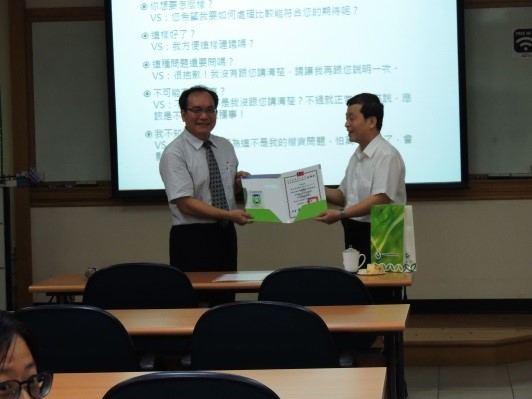 何明勳副所長代表本所致贈廖文福講師(左)感謝狀。