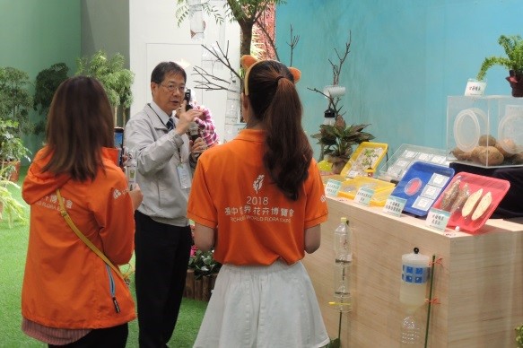 張瑞璋所長(中)展館直播「昆蟲費洛蒙應用介紹」