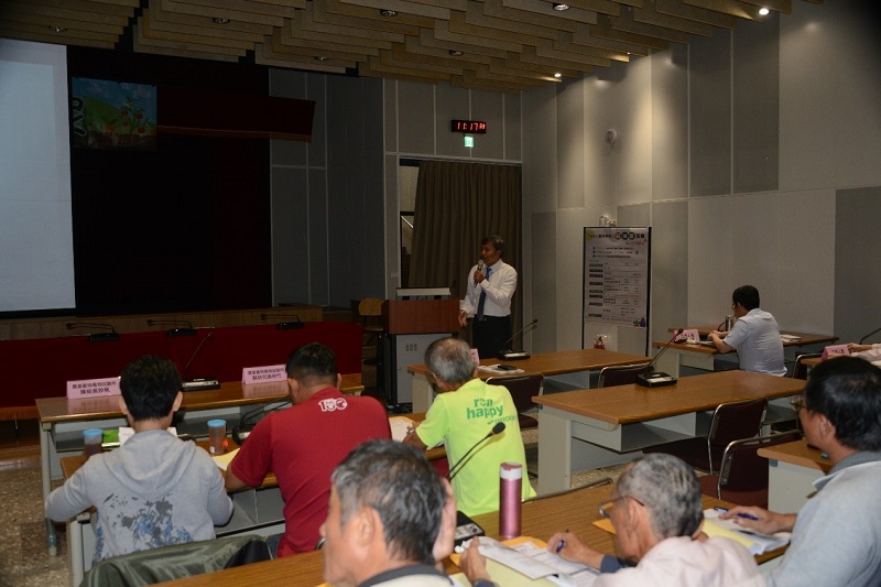 圖二、講師陳富翔助理研究員講授植物保護用藥資訊平台。