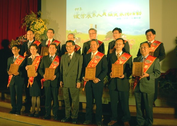 陳主委與99年度優秀農業人員合影。