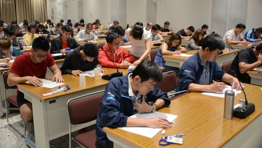 參與農藥管理人員資格訓練者考試及格，始取得證書。
