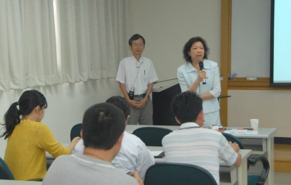 殘毒管制組李宏萍組長(右)擔任主持人。