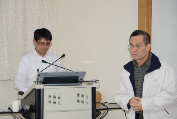 秘書室葉振宜主任(右) 主持說明會。