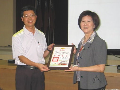 費雯綺所長代表接受感謝狀。