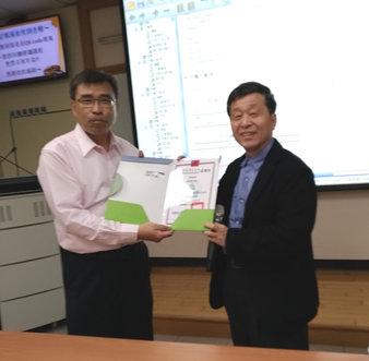 何明勳代理所長代表本所致贈張偉豪講師(左)感謝狀