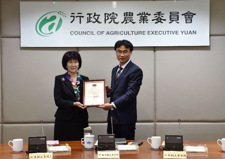 費雯綺所長退休，農委會陳代理主委吉仲頒發農業專業獎章及獎牌。