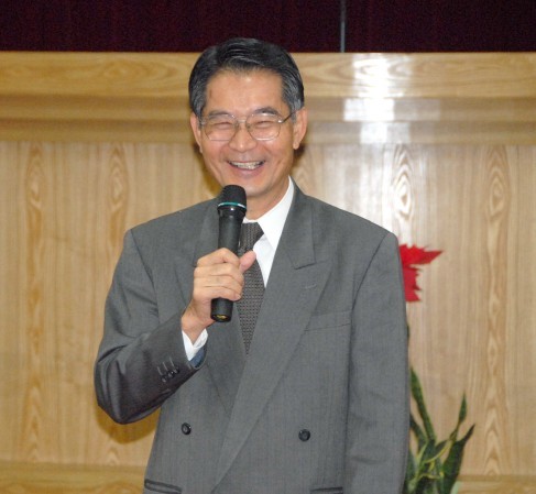 陳主委武雄向同仁恭賀新禧。