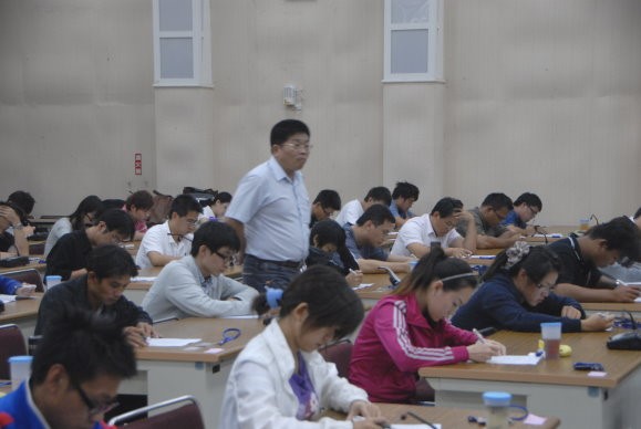 學員受訓期滿參加考試。