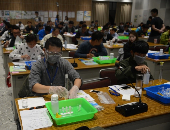 農藥製劑與調配實習課程學員操作情形