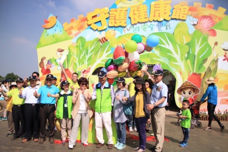 開幕當日陳吉仲副主委與費雯綺所長共同揭開農產品認證標章禮物盒